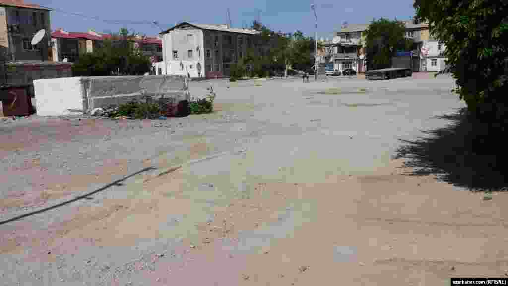 Aralyk köçeler gyşyna palçyk, tomsuna tozap ýatyr. Balkanabat. 10-njy maý, 2015.