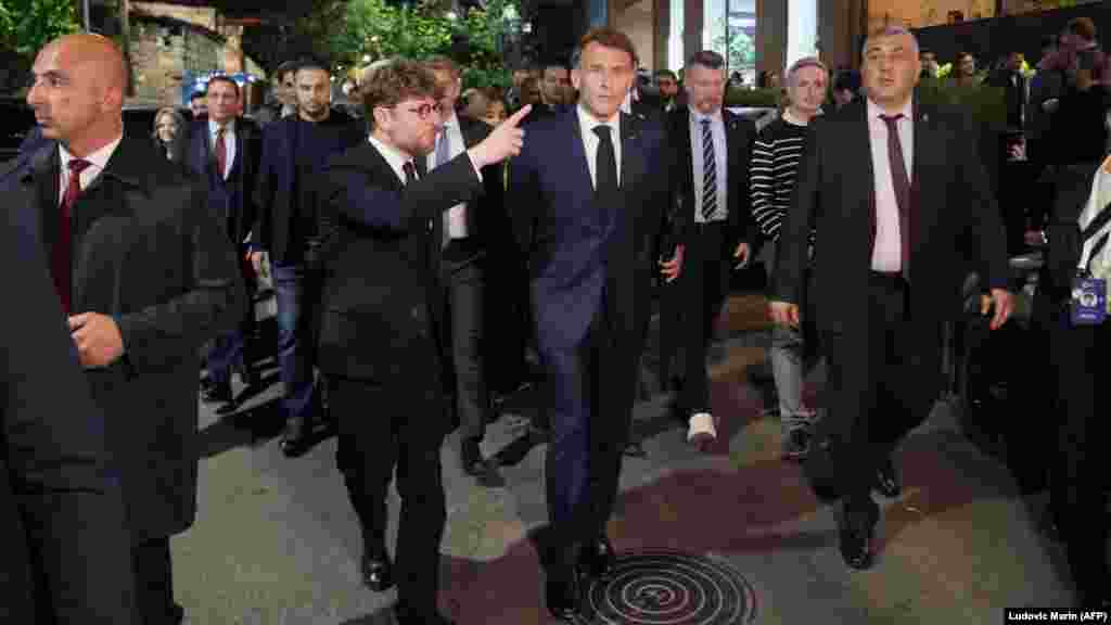 Uveče 3. maja, prije početka samita, francuski predsjednik Emmanuel Macron (u sredini) prošetao se centralnim Jerevanom zajedno sa francuskim ambasadorom u Armeniji, Olivierom Decottigniesom (lijevo od centra).