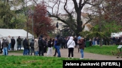 Okupljanje ljudi u u šatorskom naselju u Pionirskom parku u Beogradu, 1. april 2026.
