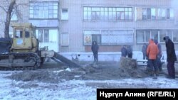 Петропавлдың орталығында жарылған су құбырын жөндеу жұмысы. 4 қаңтар 2018 жыл.