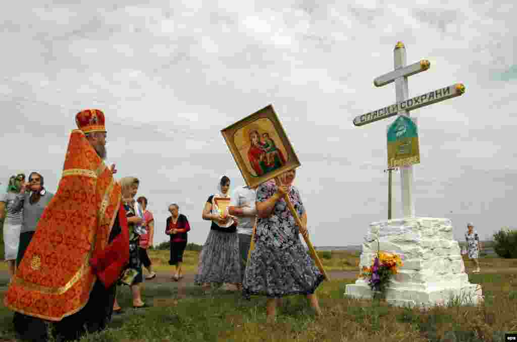 Паніхіда на месцы падзеньня малайзійскага афіяляйнэра, які быў зьбіты над Данбасам 17 ліпеня 2014.