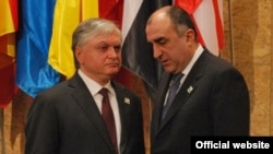 Portugal - Armenian Foreign Minister Edward Nalbandian (L) speaks with his Azerbaijani counterpart Elmar Mammadyarov on the sidelines of the NATO summit in Lisbon, 20Nov2010