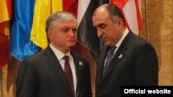 Portugal/Armenia - Edward Nalbandian, Armenian Foreign Minister, meets with his Azerbaijani counterpart Elmar Mammadyarov on the sidelines of NATO Summit in Lisbon, 20Nov2010