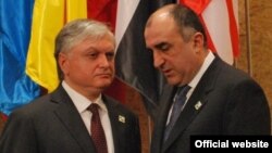Arxiv fotosu: Azərbaycanın Xarici İşlər naziri Elmar Məmmədyarov (sağda) erməni həmkarı Edward Nalbandian-la. 