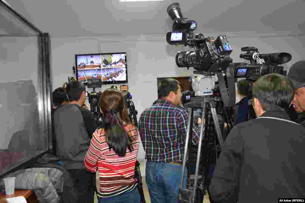 Представители СМИ во время предварительных слушаний наблюдали за процессом с монитора из отдельного помещения в здании суда.