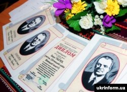 Дипломи премії імені Олекси Гірника під час першого вручення їх за великий внесок в українське національне відродження та значні успіхи в національно-патріотичному вихованні дітей та молоді. Київ, 22 січня 2004 року. Відтоді премія щороку присуджується Лігою українських меценатів та Київським фондом імені Олекси Гірника «Українським дітям – українське слово»