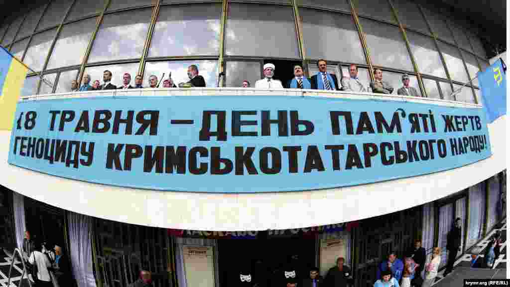 2010 рік. Напис на транспаранті: &laquo;18 травня &ndash;&nbsp;день пам&#39;яті жертв геноциду кримськотатарського народу&raquo;