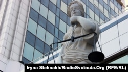 Cтатуя Феміди біля Апеляційного суду Києва