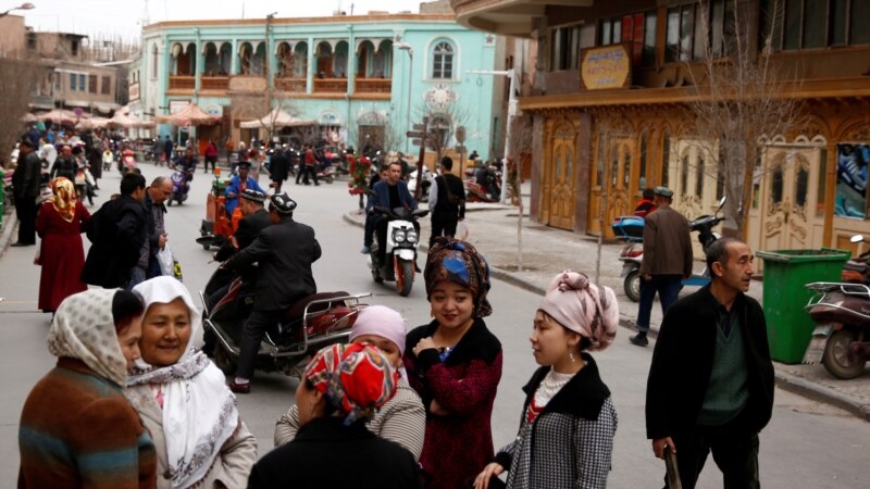 Уйгурлар Кытайды Шинжаңдагы туугандарынын видеолорун жарыялоого чакырууда