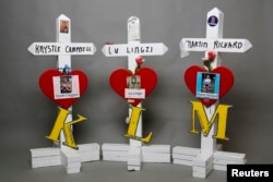 Кресты памяти погибших от взрывов Кристи Кэмпбелл, Лу Лу Лингзи и Мартина Ричарда