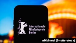 Логотип Берлинского международного кинофестиваля на экране смартфона