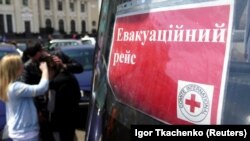 Эмблема Международного комитета Красного Креста (МККК) на автобусе для эвакуации людей из зоны боевых действий. Иллюстрационное фото