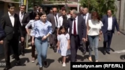 Nikol Paşinyan, ailə üzvləri ilə səsverməyə gedir, 20 iyun 2021