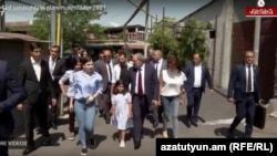 Armenia - Prime Minister Nikol Pashinian, his wife and children arrive at a polling station in Yerevan, June 20, 2021.