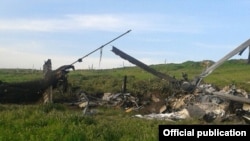 Обломки вертолёта, о котором карабахская сторона говорит как о сбитом ими "азербайджанском" вертолёте. 2 апреля