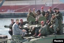 Николас Мадуро (в центре) на боевой машине во время военных учений в Пуэрто-Кабельо, Венесуэла, 27 января 2019 года