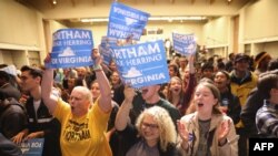 Сторонники кандидата в губернаторы Вирджинии демократа Ралфа Нортэма проводят акцию в его поддержку. 7 ноября 2017 года.