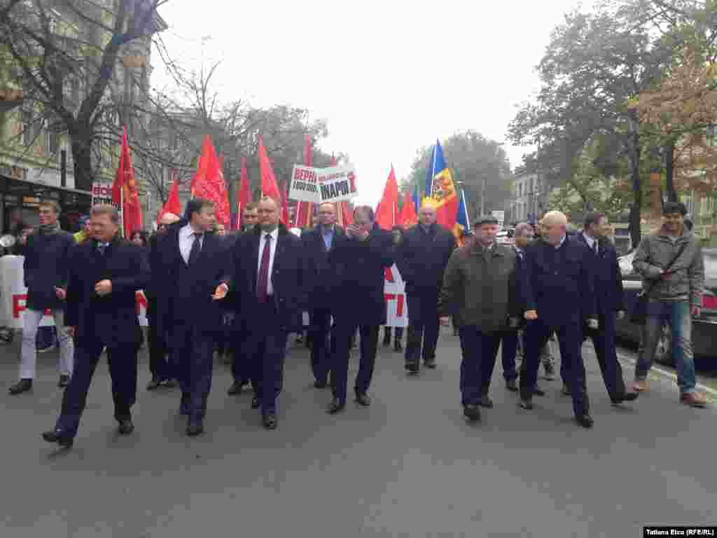 Liderul socialiştilor, Igor Dodon (în centru), în fruntea unei coloane de manifestanţi