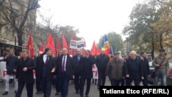 Socialiştii protestează în faţa Parlamentului 