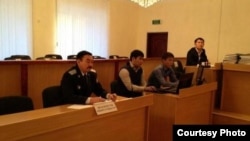 Прокурор Әмірғали Жанаев (сол жақта). Ақтау, 19 қараша 2012 жыл. Фото twitter желісінен алынды.
