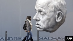 Портрет Андрея Сахарова на стене галереи под открытым небом в Берлине