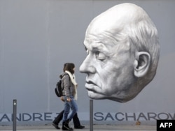 Граффити Дмитрия Врубеля "Спасибо, Андрей Сахаров" на Берлинской стене