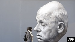 Німеччина, Берлін. Люди проходять повз картину із зображенням Андрія Сахарова в постійно діючій галереї під відкритим небом East Side Gallery (архівне фото)