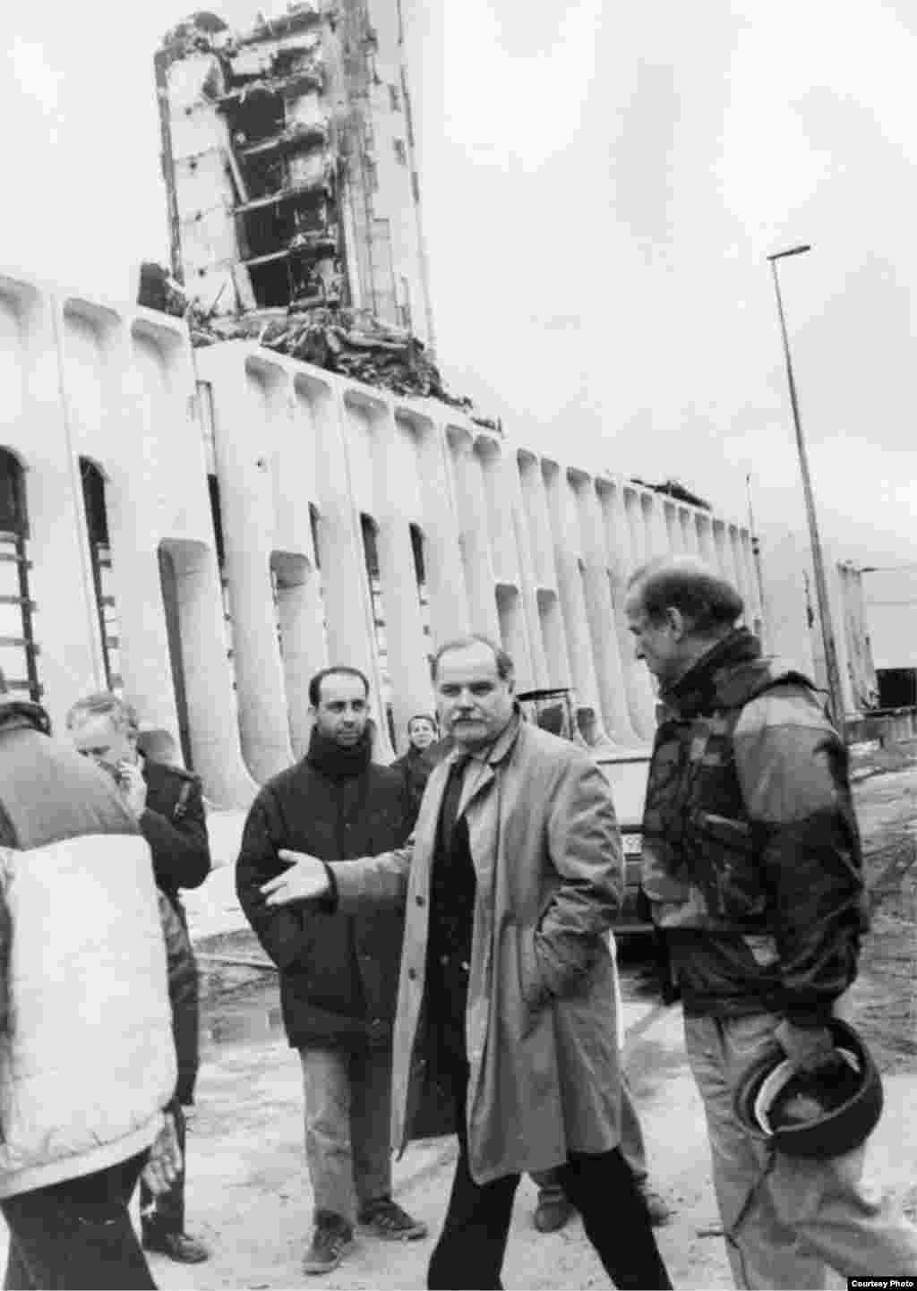 Arhivska fotografija - Džozef Bajden, tadašnji senator, u poseti opkoljenom Sarajevu 1993. susreo se sa tadašnjim urednikom lista Oslobođenje Kemalom Kurspahićem.