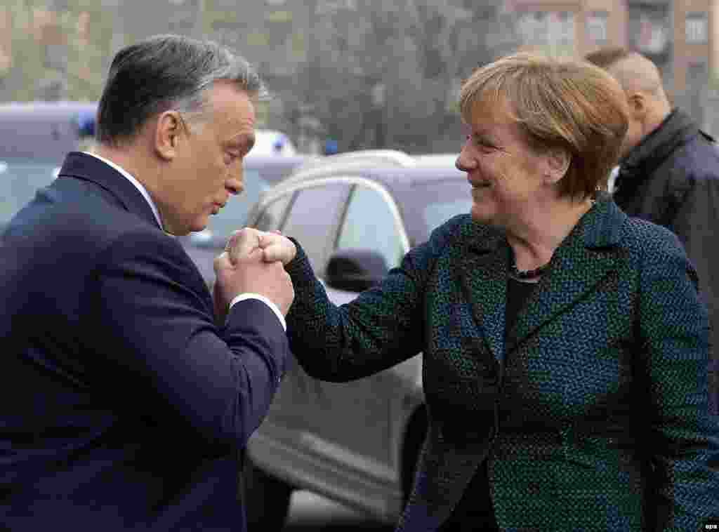 Macarıstanın Baş naziri Viktor Orban (solda) Budapeştdə Almaniya kansleri Angela Merkel-i qarşılayır. 2 fevral 2015