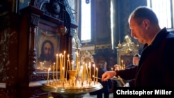 Vjernik pali svijeću u Hramu Svetog Vladimira u Kijevu, October 12, 2018.