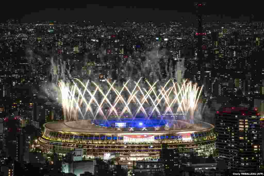 Фейерверки над Олимпийским стадионом во время церемонии закрытия Игр 2020 года в Токио, 8 августа 2021