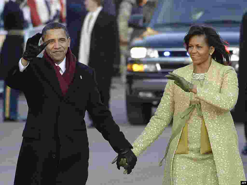 Presidenti dhe Zonja e Parë përshëndesin qytetarët... - UNITED STATES, Washington : US President Barack Obama and First Lady Michelle walk the Inaugural Parade route after Obama was sworn in as 44th US president 20Jan2009 in Washington, DC. Obama and Michelle twice stepped from of their limousine and out onto Pennsylvania Avenue to walk down the route taking them to the White House. Obama20