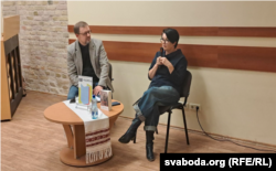 Ціхан Чарнякевіч і Ірына Раманава ў час абмеркаваньня кнігі