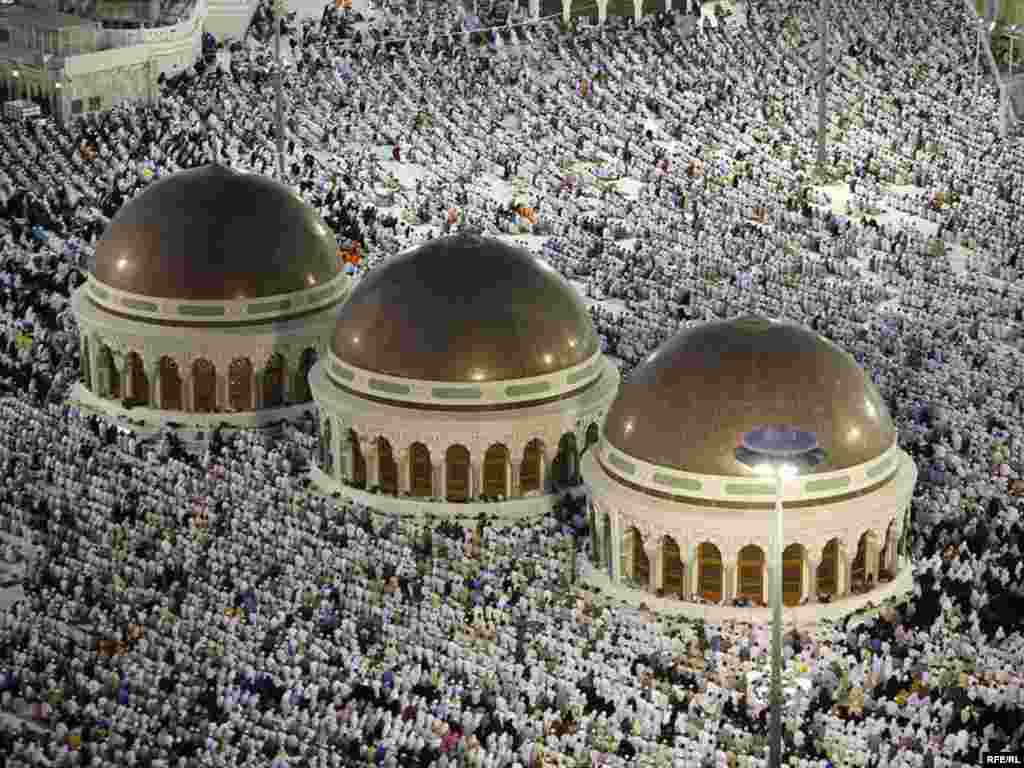 In Pictures: What (Not) To Wear To Hajj #6