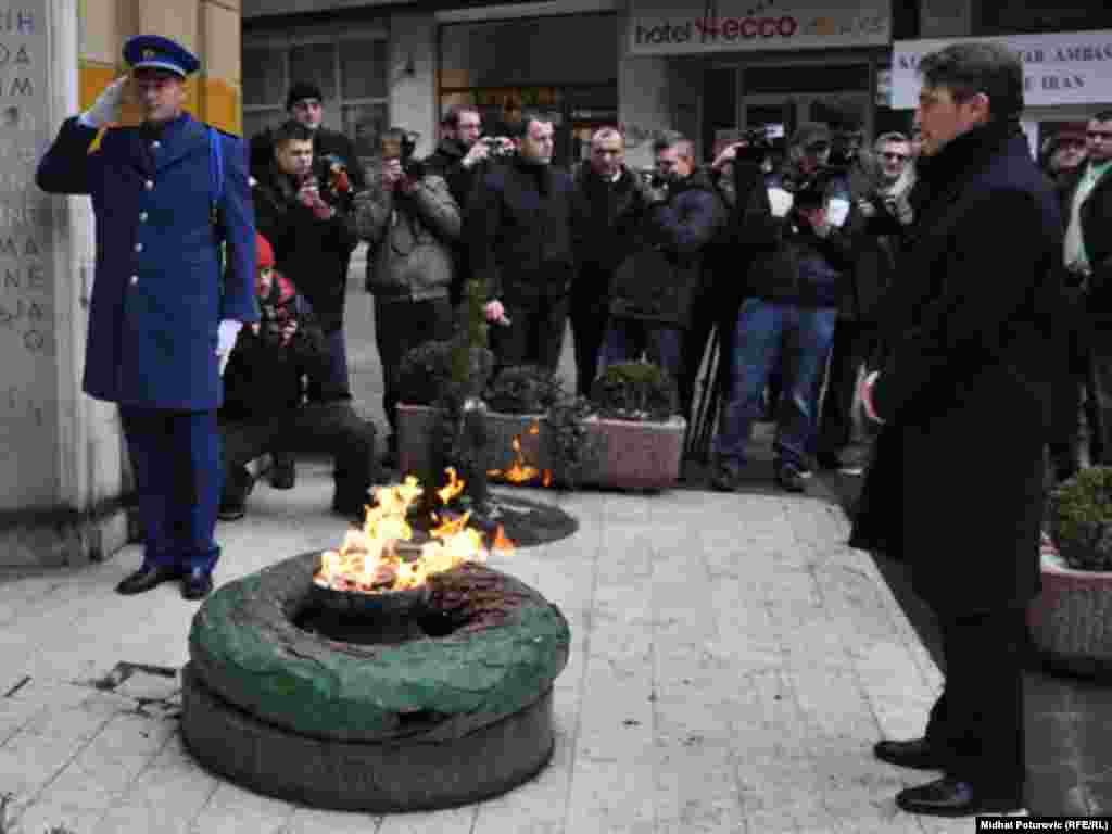 Željko Komšić, član tročlanog Predsjedništva BiH, na Dan nezavisnosti BiH položio cvijeće na spomenik vojnim i civilnim žrtvama Drugog svjetskog rata, 01.03.2011. Foto: Midhat Poturović 