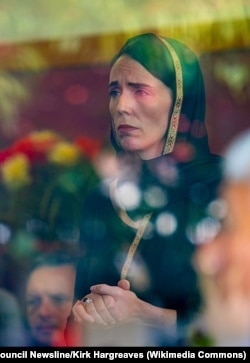 Premijerka Novog Zelanda Džasinda Ardern posjetila je članove muslimanske zajednice 16. maja 2019., nakon teriorističkog napada u Krajstčerču. Njen odgovor na ubistva bio je odlučujući trenutak u njenom premijerskom mandatu.