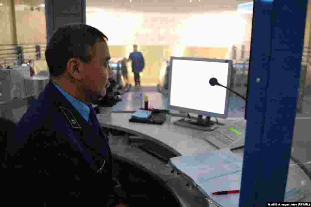 Сотрудник метро Алматы. 9 января 2013 года.