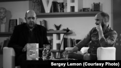Мартін Путна та Радко Мокрик під час дискусії в Бібліотеці імені Вацлава Гавела