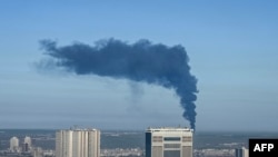 بلند شدن دود از یک انبار نفت در منطقه کانی قرژاله در حومه اربیل، پایتخت منطقۀ خودمختار کردستان عراق، به دنبال یک حمله مشکوک پهپاد، در اول اپریل ۲۰۲۶ 