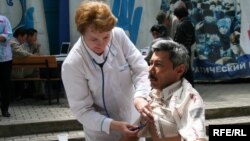Врач осматривает участника голодовки Ербола Нургалиева. Алматы, 7 мая 2010 года. 
