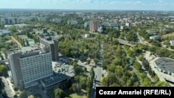 Printre cei care lucrează în clădirea de birouri Ana Tower din București și se bucură de această priveliște excepțională susțin că sunt și reprezentanții Romnef Steel Company. La fața locului, nu sunt de găsit