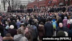 Belarusians say farewell to national poet Ryhor Baradulin in Minsk on March 4.