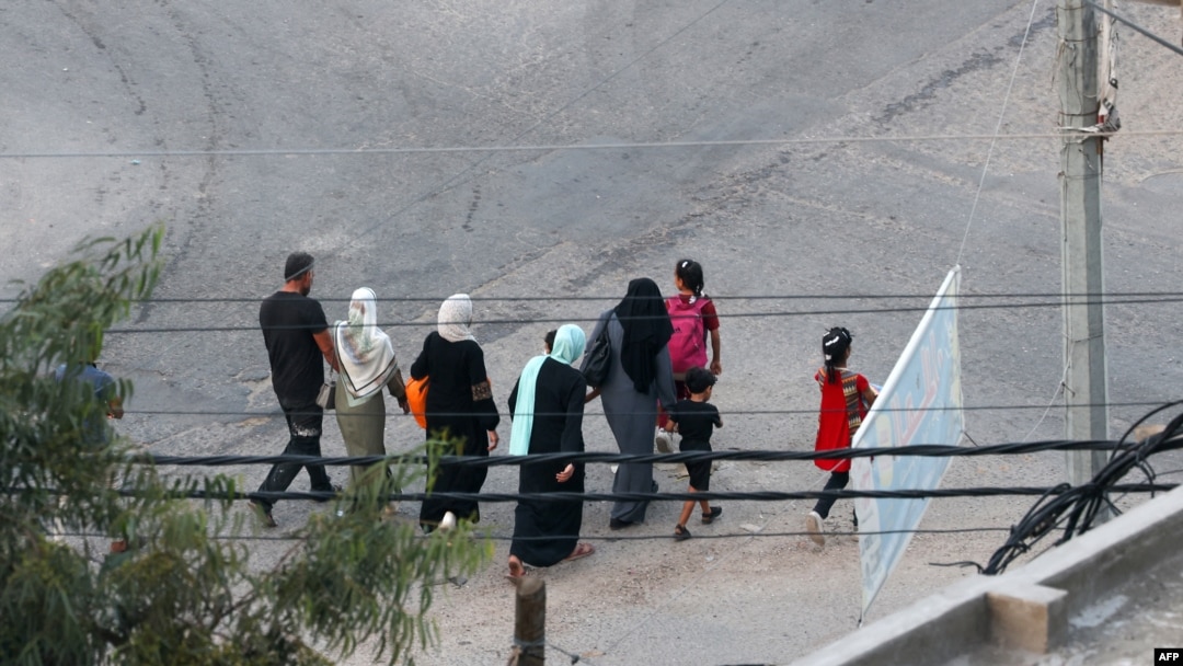Palestinieni care fug în zone mai sigure din orașul Gaza după loviturile aeriene israeliene, la 13 octombrie 2023