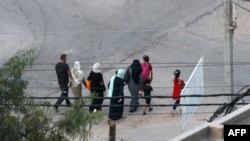 Palestinieni care fug în zone mai sigure din orașul Gaza după loviturile aeriene israeliene, la 13 octombrie 2023
