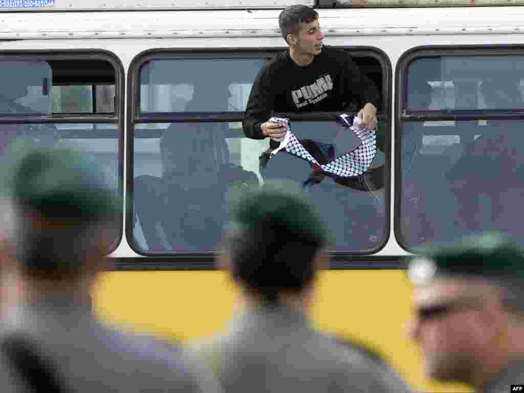 15.12.2008 - Izrael počeo oslobađanje 227 palestinskih zatvorenika - Izrael je u ponedjeljak na slobodu počeo puštati 227 palestinskih zatvorenika u znak podrške umjerenome palestinskom predsjedniku Mahmudu Abasu. Zatvorenici su počeli stizati u skupinama na izraelsku kontrolnu točku u Beituniji, na ulazu u Ramallah gdje su ih čekale obitelji i prijatelji. Specijalno povjerenstvo izraelske vlade odobrilo je popis zatvorenika koje će osloboditi, od kojih niti jedan nije bio uključen u napade na Izraelce. Gotovo svi zatvorenici pripadaju Fatahu, Abasovoj stranci, a niti jedan od njih nije član Hamasa koji je u lipnju preuzeo kontrolu nad pojasom Gaze. Još je oko 11.000 Palestinaca u izraelskim zatvorima. 