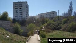 Только в одном месте через Доковый овраг сделан пешеходный мостик и лестницы