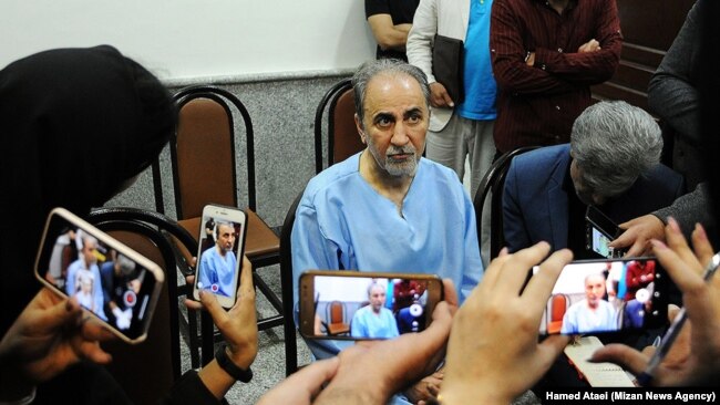 محمدعلی نجفی در دادسرای جنایی تهران در گفت‌وگو با خبرنگاران