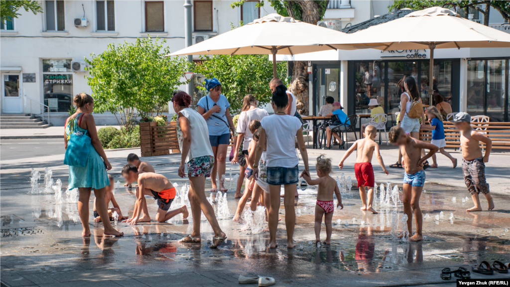 Родители приводят детей поиграть в фонтане на площади Ушакова&nbsp;