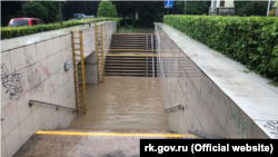 Затопленный пешеходный переход в Ялте