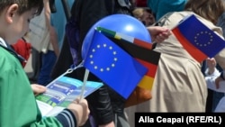Un copil de Ziua Europei la Chișinău. 10 mai 2015
